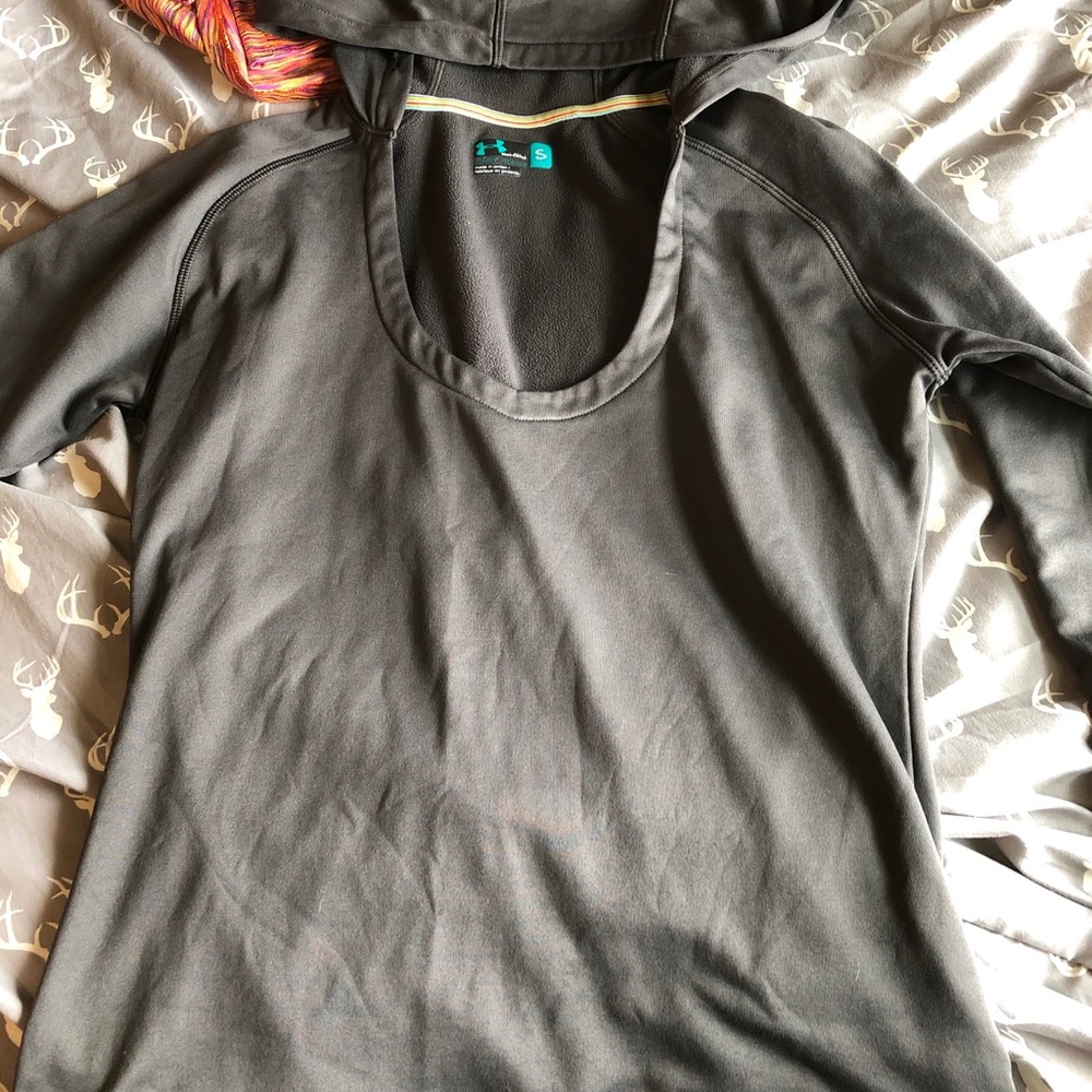 UA long sleeve scoop neck w/hood